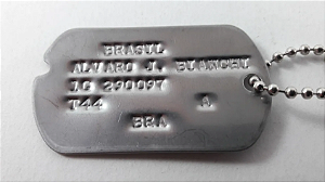 DOG TAG FEB / SEGUNDA GUERRA MUNDIAL ORIGINAL USA GRAVADO EM BAIXO RELEVO COM CORTE V