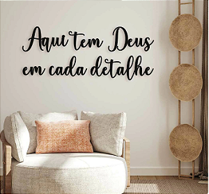 Letreiro Aqui tem Deus em cada Detalhe - Decoração para parede