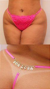 CALCINHA EM RENDA FIO COM STRASS ESCRITA ROSA NEON PLUS SIZE