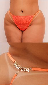 CALCINHA EM RENDA FIO COM STRASS ESCRITA LARANJA NEON PLUS SIZE