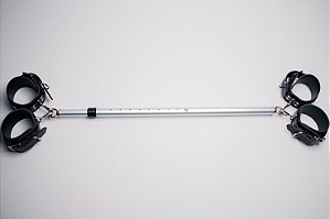 SEPARADOR DE PERNAS DE METAL EXTENSIVEL COM ALGEMAS EM COURO REFORÇADO