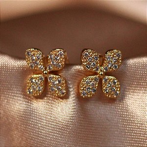 Brinco Flor Pétalas de Microzircônias Banhado A Ouro