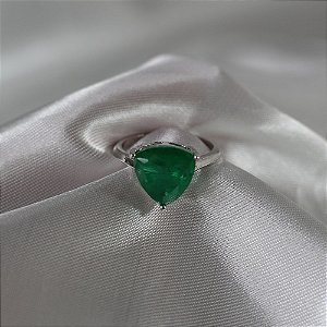 Anel Com Esmeralda em Triângulo Banhado A Ródio Branco