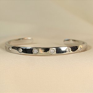 Pulseira Bracelete Com Estrelinhas Ródio Branco