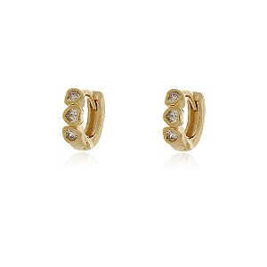 BRINCO ARGOLA PEQUENA 3 ZIRCÔNIAS CORAÇÕES