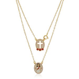 ESCAPULÁRIO INFANTIL JESUS E CRUCIFIXO COM FLORES BANHADO A OURO 18K COLORIDO EM RESINA