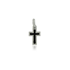 PINGENTE CRUCIFIXO PEQUENO COLORIDO EM RESINA PRETA BANHADO EM RÓDIO BRANCO