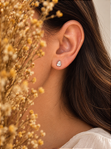 BRINCO PONTO DE LUZ GOTA ZIRCÔNIA CRISTAL 0.9 CM BANHADO EM RÓDIO BRANCO