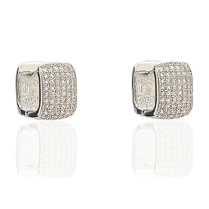 BRINCO DE ARGOLA QUADRADA TRABALHADA EM MICROZIRCÔNIAS CRISTAIS BANHADA EM RÓDIO BRANCO