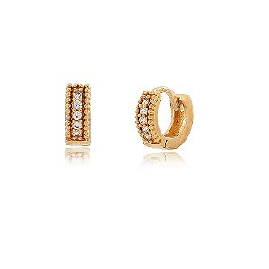 BRINCO ARGOLA PEQUENA TRABALHADA EM MICROZIRCÔNIAS CRISTAIS BANHADO A OURO 18K