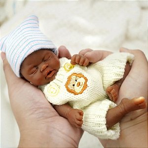 Bebê Reborn Menino Afro de Silicone Solido