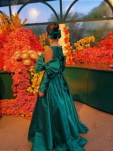 Vestido longo verde com laços bordados com luvas Sophia Thiesen