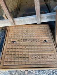 Tampa de ferro de energia e telefonia
