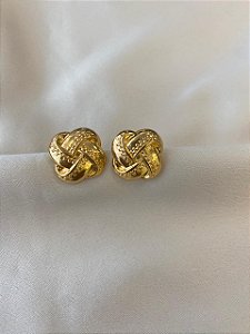 Brinco Botão Quadrado Trançado Dourado