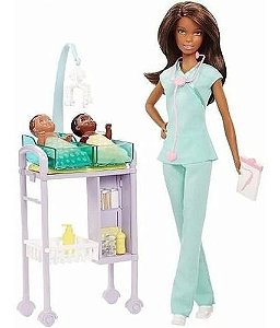 Boneca Barbie Médica Pediatra Negra Com Bebês - Mattel Dhb63