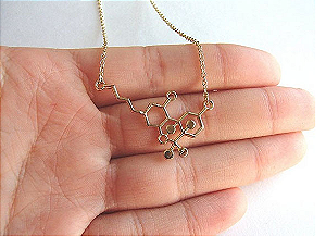 Colar pingente cor DOURADO molécula química THC