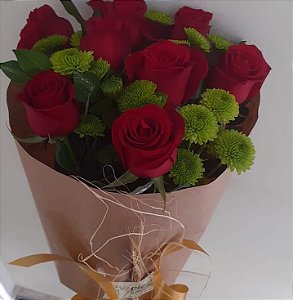 Buquê com 8 botões de rosas e flores campestres