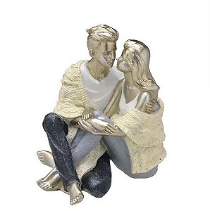 Escultura Decorativa Casal Sentado Namorando