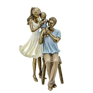 Escultura Decorativa Mãe, Pai Sentado com Filho no Ombro