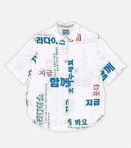Camisa com estampa em coreano