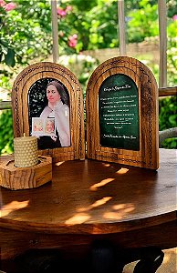 Díptico em Madeira Entalhada Estampa com Resina - Santa Teresinha