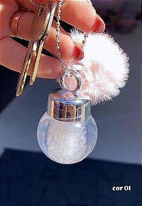 Lip gloss com chaveiro de pompom