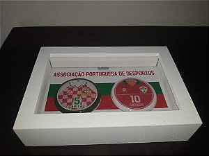 Quadro com dois botões da Lusa