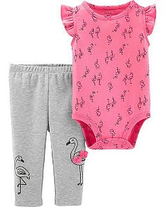 Conjunto com body rosa e calça cinza com estampas de flamingos. Carter´s. 16513610