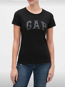 Camiseta preta com GAP em cinza.