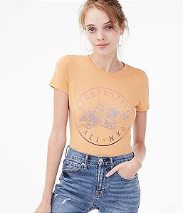 Camiseta bege com rosas. Aeropostale