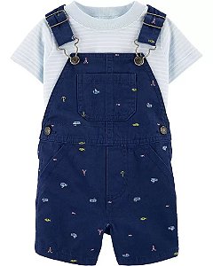 Jardineira azul com camiseta azul claro.