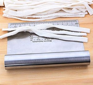 Raspador de massa em aço inox.