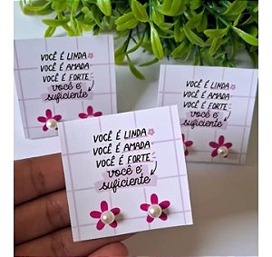 100 pares de brincos de pérola, acompanha tag.