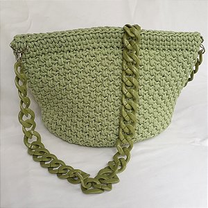 Bolsa em crochê verde com alça em acrílico
