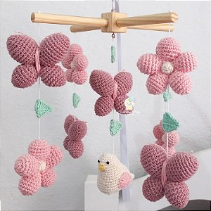 Móbile em Estrutura de Madeira Pinus com Amigurumi Flores e Borboletas