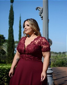 Vestido de festa com renda plus size