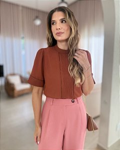 Blusa Gola Alta Com Entremeios e Renda Doce Flor