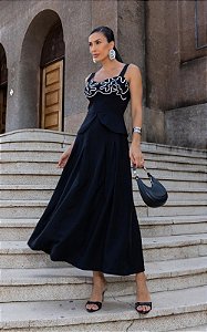 Vestido Midi Em Alfaiataria Decote Coração Bordado