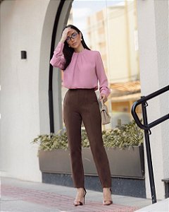 Calça Reta Em Alfaiataria Com Nervura E Botão Frontal Milalai