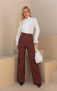 Calça Reta Em Alfaiataria Com Bolsos Utilitários