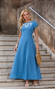 Vestido Midi Em Alfaiataria Gola Redonda e Manga Curta