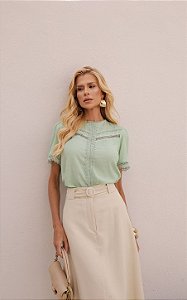 Blusa Viscolinho Gola Alta Com Renda