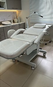 KIT MACA POLTRONA ELÉTRICA 3 MOTORES VARIAS CORES + COMANDO DE CONTROLE NO PEDAL + MOCHO NA COR DA SUA MACA ELÉTRICA + PLASTIFICAÇÃO + LOGO PERSONALIZADO DA SUA CLINICA + LUPA EM LED DE ALUMINIO ARTICULADA + RODINHAS E FREIO