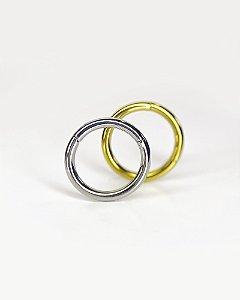 Piercing argola lisa em titânio cirúrgico – leve, segura, essencial.