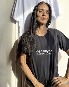 camiseta ESSA BRUXA NÃO QUEIMA