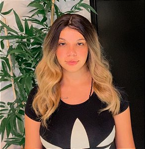 Peruca Melissa – Lace Front | Fibra Orgânica Premium | Loiro Ombre Hair com Raiz Escura