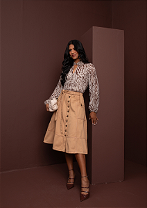 Saia Midi Caramelo em Sarja com Botões Frontais e Faixa Cintura Alta – Elegância Atemporal
