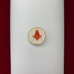 Pin Esquadro e Compasso Vermelho com fundo branco