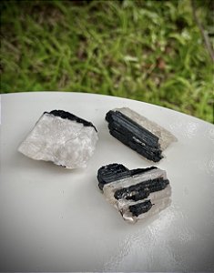 Turmalina Negra na Base de Quartzo Pequena - Bruta