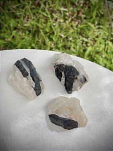 Turmalina Negra na Base de Quartzo Médio - Bruto